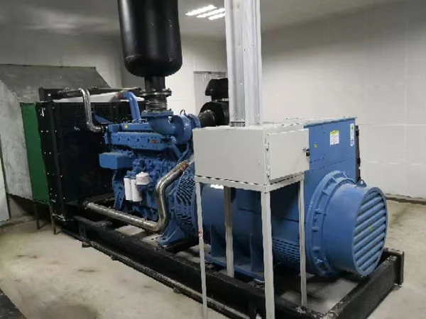 Keturi pagrindiniai 500 kW galios dyzelinių generatorių rinkiniai